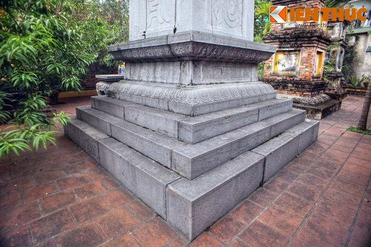 Tầng dưới cùng là chân đế. Tầng này chia làm ba cấp, thu hẹp dần từ dưới lên trên, không có trang trí gì.