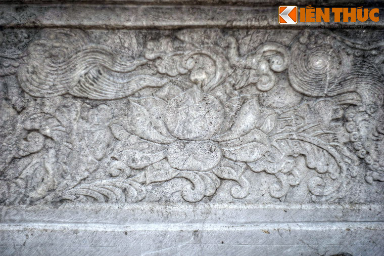 Hình tượng sen mềm mại và tinh tế.