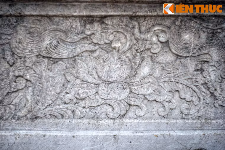 Hình tượng sen mềm mại và tinh tế.