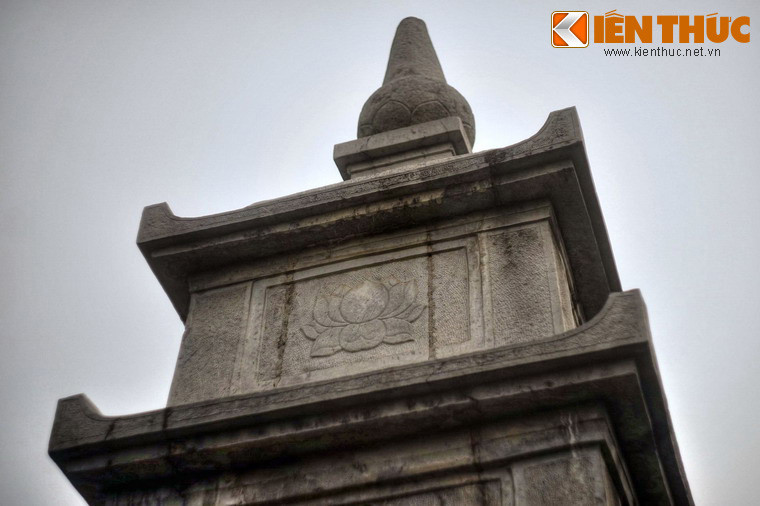 Tầng năm, mặt trước khắc hoa sen, ba mặt còn lại để trống.