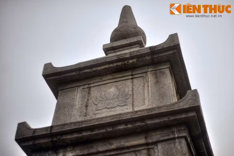 Tầng năm, mặt trước khắc hoa sen, ba mặt còn lại để trống.