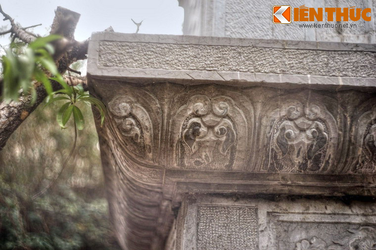 Hệ thống họa tiết và cách dựng hình ở đây thể hiện những đặc trưng của nghệ thuật chạm khắc thời Hậu Lê.