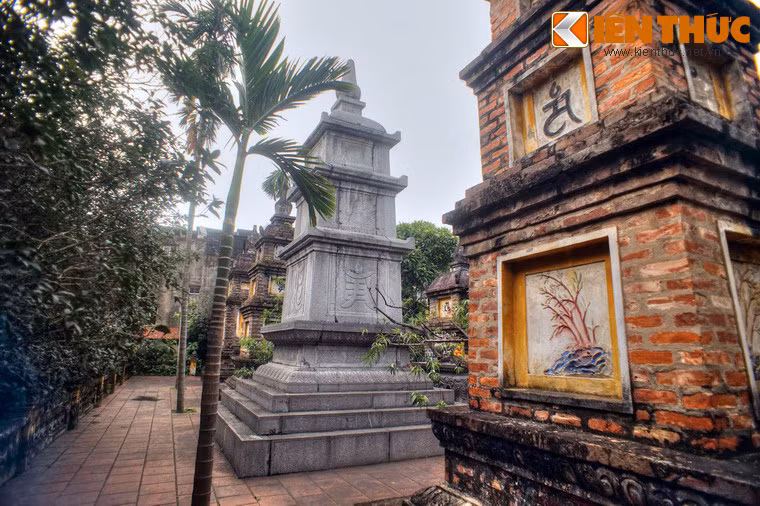 Trịnh Thập mất năm 37 tuổi (1733) hài cốt được táng trong ngôi tháp xây ở giữa gò – được gọi là tháp Cửu Sinh - nơi dạo trước đã đào được ngó sen.