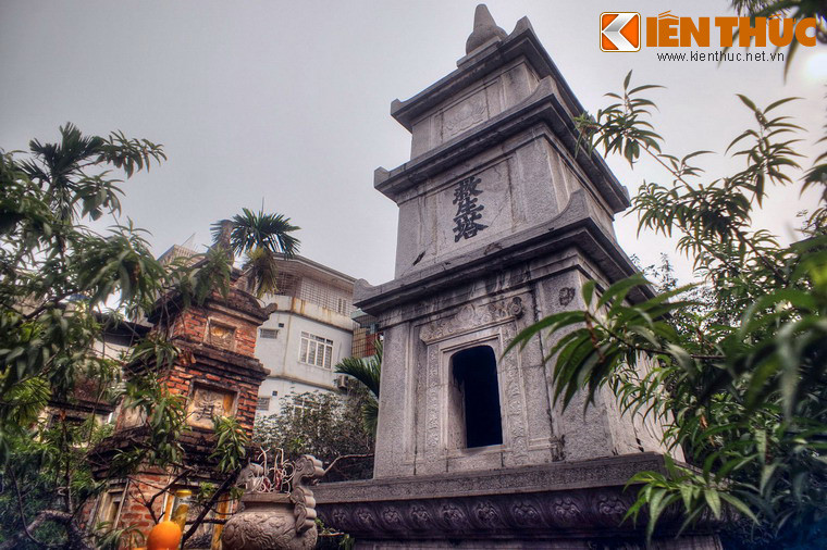 Nguồn gốc của tháp được sử chép như sau: Trịnh Thập sinh năm 1696, là con trai Tấn Quang Vương Trịnh Bính. Trịnh Thập lấy con gái thứ tư vua Lê Hy Tông (1676-1705) được lập phủ riêng ở phường Hồng Mai (sau đổi tên là Bạch Mai).