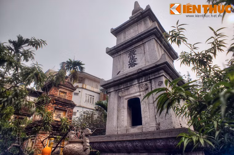 Nguồn gốc của tháp được sử chép như sau: Trịnh Thập sinh năm 1696, là con trai Tấn Quang Vương Trịnh Bính. Trịnh Thập lấy con gái thứ tư vua Lê Hy Tông (1676-1705) được lập phủ riêng ở phường Hồng Mai (sau đổi tên là Bạch Mai).