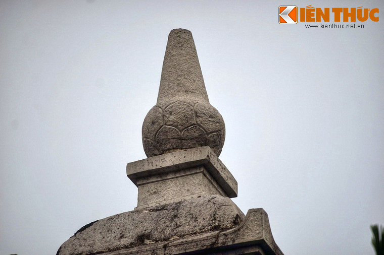 Phần trên cùng của tháp là một mái vòm mềm mại, trên đỉnh là bầu nước Cam Lồ.