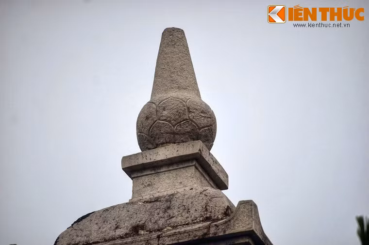 Phần trên cùng của tháp là một mái vòm mềm mại, trên đỉnh là bầu nước Cam Lồ.