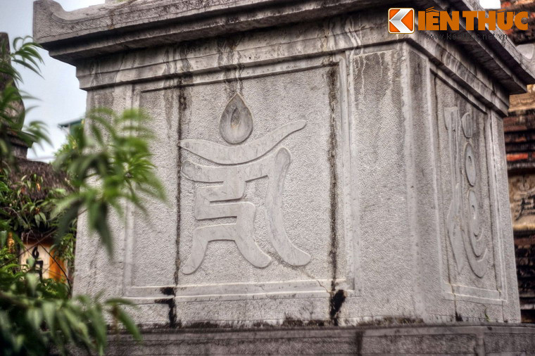 Ba mặt còn lại của tầng ba khắc các chữ Phạn lớn.