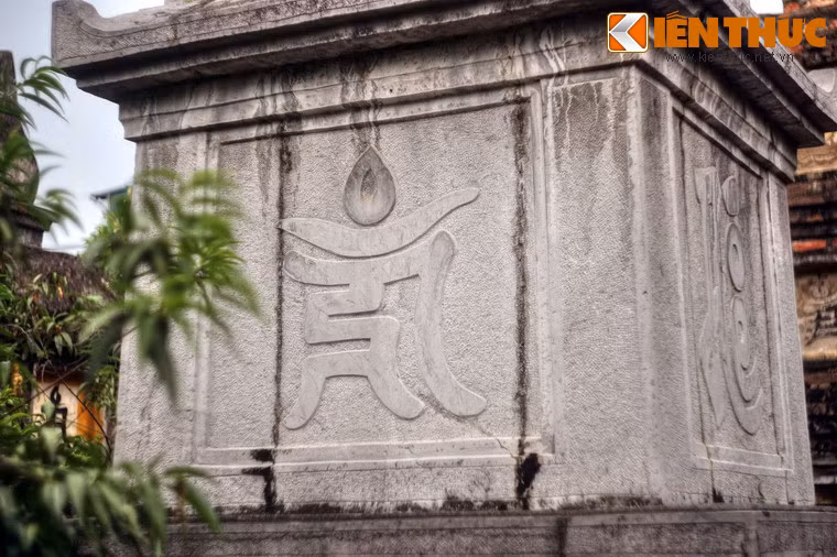 Ba mặt còn lại của tầng ba khắc các chữ Phạn lớn.