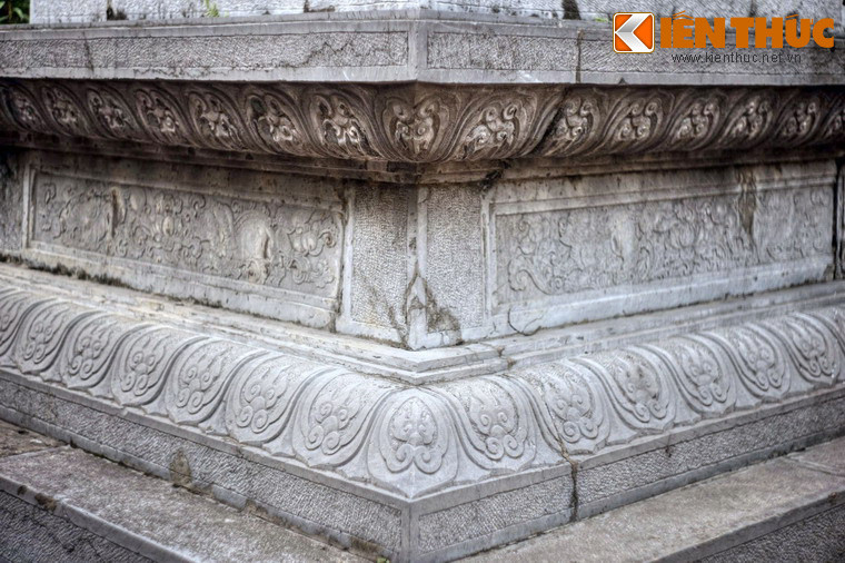 Tầng hai của tòa tháp cổ chia ra làm ba phần, tập trung rất nhiều họa tiết trang trí. Phần trên và dưới nhô ra như đài sen với viền là các cánh sen chạm nổi.