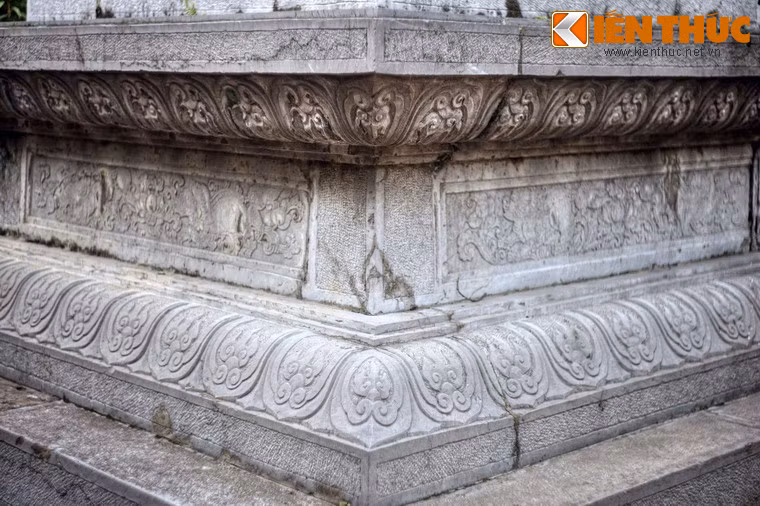 Tầng hai của tòa tháp cổ chia ra làm ba phần, tập trung rất nhiều họa tiết trang trí. Phần trên và dưới nhô ra như đài sen với viền là các cánh sen chạm nổi.