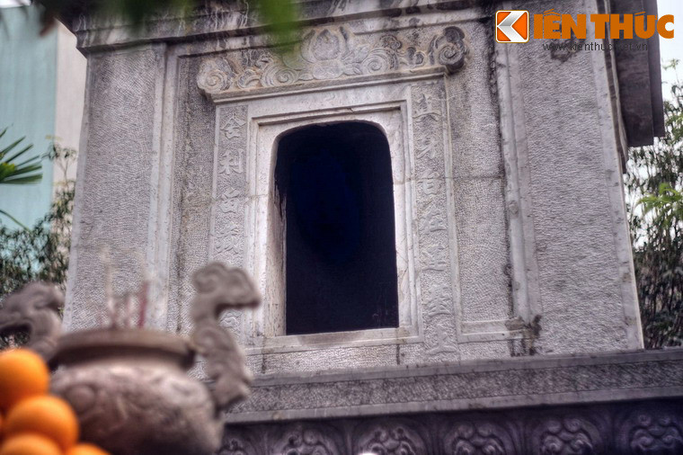 Ở tầng ba của tháp, mặt trước có vòm cửa thông với lòng tháp. Viền cửa chạm khắc tỉ mỉ với hai câu đối ở hai bên, mí cửa trang trí hoa lá. Bên trong lòng tháp có bài vị của Tổ Cửu Sinh.