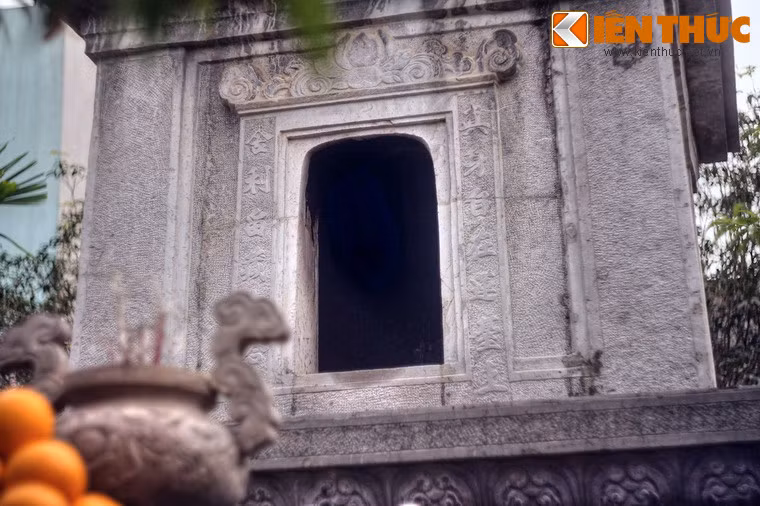 Ở tầng ba của tháp, mặt trước có vòm cửa thông với lòng tháp. Viền cửa chạm khắc tỉ mỉ với hai câu đối ở hai bên, mí cửa trang trí hoa lá. Bên trong lòng tháp có bài vị của Tổ Cửu Sinh.