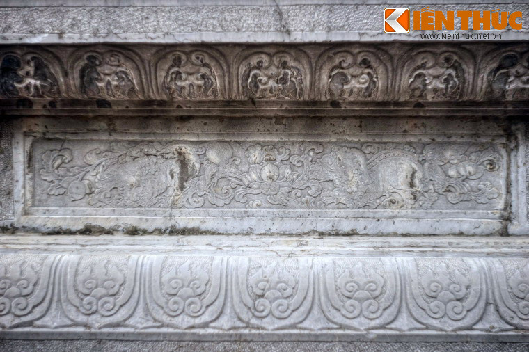 Giữa hai tầng cánh sen là bốn mặt phẳng, mỗi mặt được chạm khắc hình cặp lân chầu ở hai bên, ở giữa là hoa sen, cùng các họa tiết hoa lá.