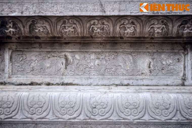 Giữa hai tầng cánh sen là bốn mặt phẳng, mỗi mặt được chạm khắc hình cặp lân chầu ở hai bên, ở giữa là hoa sen, cùng các họa tiết hoa lá.