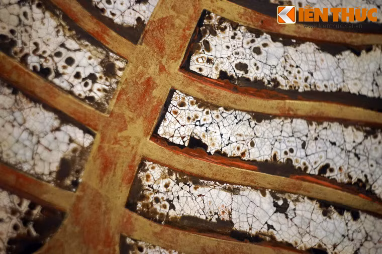 Màu sắc lá dọc mùng được thể hiện bằng vỏ trứng thô ráp, các đường gân là sơn ta đỏ rực.