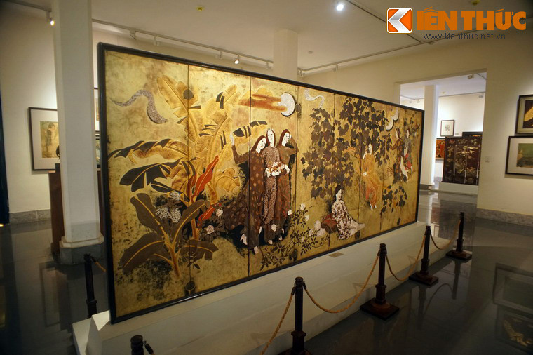 Hình ảnh những người phụ nữ được đặt trong bối cảnh của một mảnh vườn với những khóm chuối, bụi hoa hồng, hoa tú cầu… là khung cảnh có thể bắt gặp ở bất cứ vùng quê nào của Việt Nam.