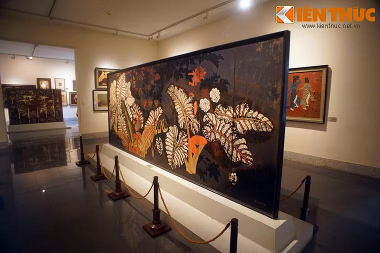 Có thể nói, mặt trước của bức bình phong đã tái hiện chân thực khung cảnh ở một khu vườn nông thôn Việt Nam với những đường nét mộc mạc, khỏe khoắn và rất gần gũi với tâm hồn Việt.