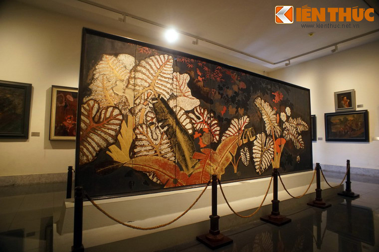 Tác phẩm gồm hai mặt, mặt trước là hình ảnh một khu vườn với tâm điểm là những cây dọc mùng, loài cây mọc phổ biến ở các vùng quê Việt Nam.