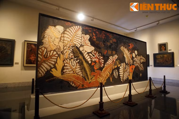 Tác phẩm gồm hai mặt, mặt trước là hình ảnh một khu vườn với tâm điểm là những cây dọc mùng, loài cây mọc phổ biến ở các vùng quê Việt Nam.