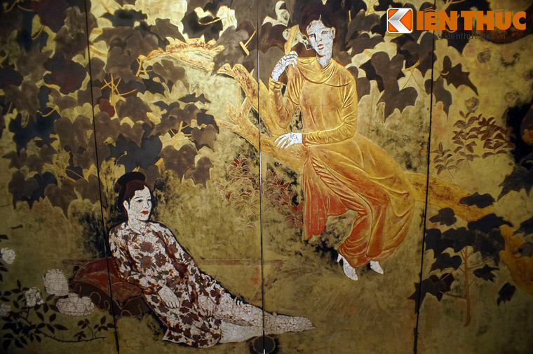 Ở giữa tranh là những người phụ nữ đã trưởng thành vấn tóc chỉn chu, khoan thai ngồi trên thảm cỏ.