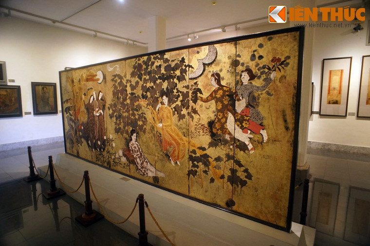 Trong tranh, các cô gái được thể hiện với nhiều dáng vẻ sinh động, và dường như được chia ra làm ba nhóm tuổi.