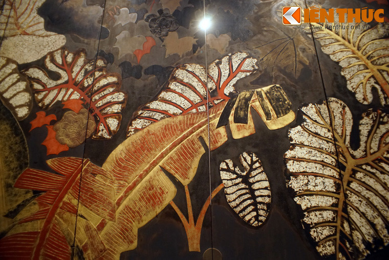 Ngoài dọc mùng, các loài cây thân thuộc khác cũng xuất hiện, như cây chuối với những chiếc lá to bản...