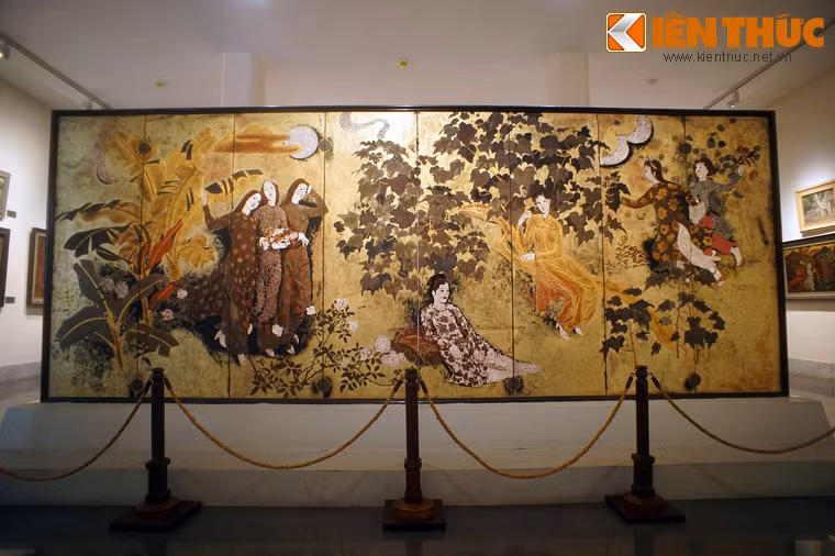 Mặt sau bình phong thể hiện hình ảnh các thiếu nữ trong vườn hoa muôn sắc màu vào một ngày đẹp trời, có nắng vàng và những đám mây điểm xuyết...