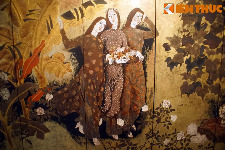 Bên trái là ba cô gái tóc xõa, mang dáng vẻ đầy đặn, tươi sáng của tuổi đôi mươi.