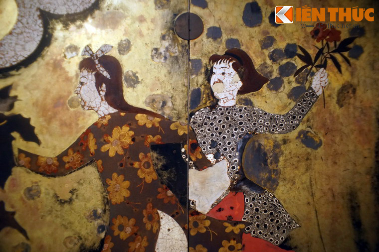 Bên phải bức tranh là các bé gái tuổi thiếu nhi, vui đùa, chạy nhảy rất hồn nhiên.