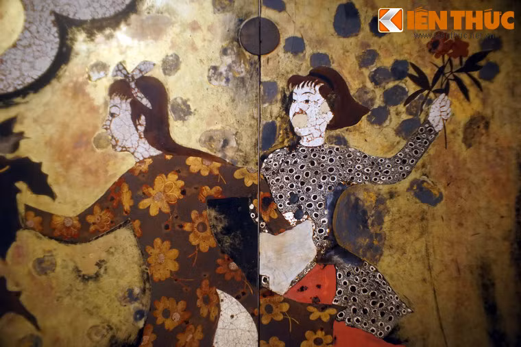 Bên phải bức tranh là các bé gái tuổi thiếu nhi, vui đùa, chạy nhảy rất hồn nhiên.