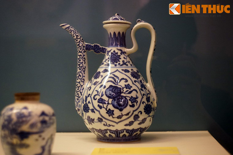 Ban đầu đồ gốm được trang trí bằng màu tự nhiên. Sau đó men gốm được phát minh đã đem lại cho đồ gốm một diện mạo mới rực rỡ với những sắc màu sáng bóng trường tồn cùng thời gian.