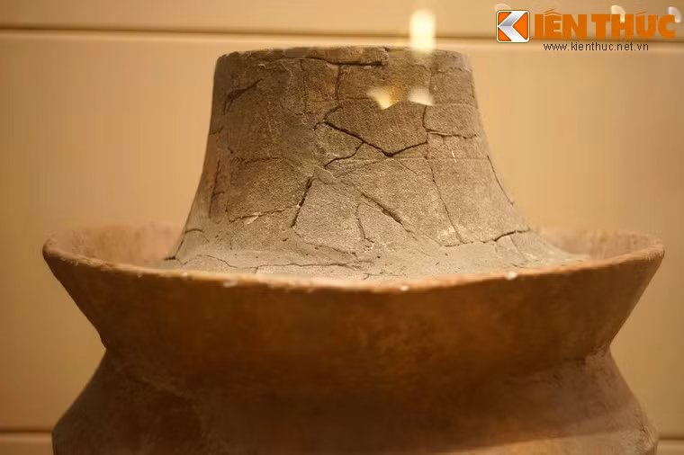 Các hình thức mai táng gắn với mộ chum rất đa dạng, gồm cải táng, hoả táng, hung táng trẻ em và mộ tượng trưng.