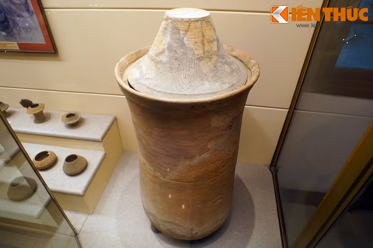 Kích thước chum khá đa dạng, chum lớn nhất có chiều cao tới 1,8m, đường kính một mét, đa phần cao dưới một mét, đường kính 50 - 60cm.