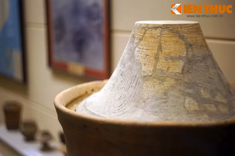 Chum thường có nắp hình nón cụt đáy bằng, loại gần hình chóp nón đáy gần nhọn, loại hình cầu đáy lòng chảo...