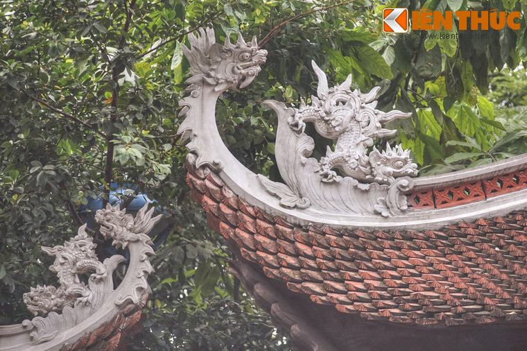 Ngôi đền mới mang tên chính thức là đền Thủy Trung Tiên. Trong lời giới thiệu về ngôi đền khắc trên bia đá, không có một chữ nào nhắc đến cái tên “Cẩu Nhi” hoặc câu chuyện về Thần Cẩu. Dù vậy, cái tên Cẩu Nhi vẫn sẽ mãi mãi được lưu truyền trong tâm thức của dân gian.