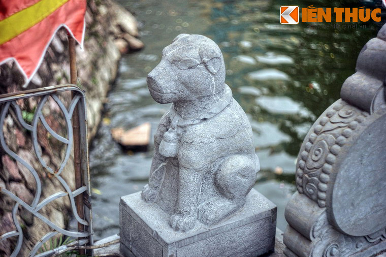 Đến thăm ngôi đền có vị thế tuyệt đẹp này, du khách sẽ được chào đón bằng một cặp chó đá đứng ngay ngắn ở đầu cầu bên đường Thanh Niên. Có lẽ, đây là một nghĩa cử tế nhị để ghi nhớ tên gọi Cẩu Nhi của một ngôi đền có thể đã từng tồn tại gần 1.000 năm trước.