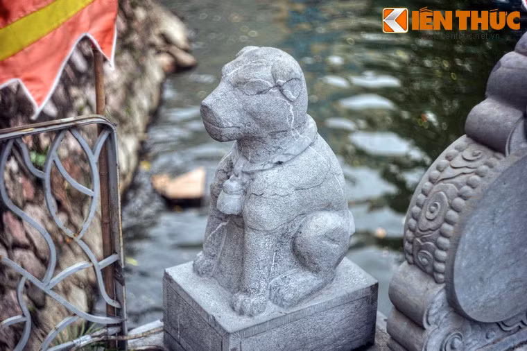 Đến thăm ngôi đền có vị thế tuyệt đẹp này, du khách sẽ được chào đón bằng một cặp chó đá đứng ngay ngắn ở đầu cầu bên đường Thanh Niên. Có lẽ, đây là một nghĩa cử tế nhị để ghi nhớ tên gọi Cẩu Nhi của một ngôi đền có thể đã từng tồn tại gần 1.000 năm trước.