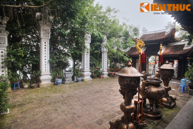 Do tồn tại nhiều quan điểm về cái tên “Cẩu Nhi” mà dự án phục dựng ngôi đền trên hòn đảo của hồ Trúc Bạch được đưa ra từ 2005 nhưng trì hoãn đến hơn một thập niên. Phải đền năm 2015 dự án được triển khai và năm 2017 khánh thành.