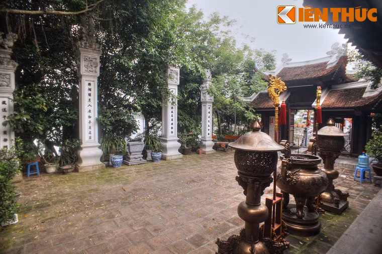 Do tồn tại nhiều quan điểm về cái tên “Cẩu Nhi” mà dự án phục dựng ngôi đền trên hòn đảo của hồ Trúc Bạch được đưa ra từ 2005 nhưng trì hoãn đến hơn một thập niên. Phải đền năm 2015 dự án được triển khai và năm 2017 khánh thành.