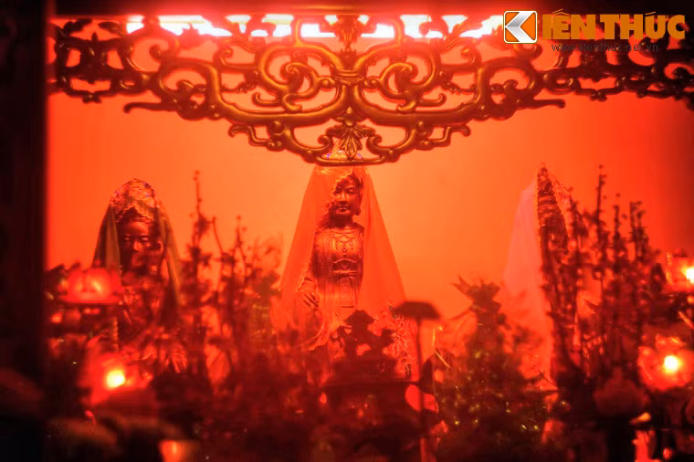 Cố GS. Phan Huy Lê cho rằng tín ngường thờ Chó của người Việt đã có từ đời Lý, nhưng vì người Việt có tín ngưỡng đa thần giáo, tôn thờ thuyết vạn vật hữu linh nên trải qua nhiều biến động, tục thờ Chó bị phai nhạt. Kết quả là trên cái đền ở giữa hồ Trúc Bạch đã có ba lớp thờ chồng chéo lên nhau: Thờ Chó, thờ Mẫu Thoải và thờ Cá.