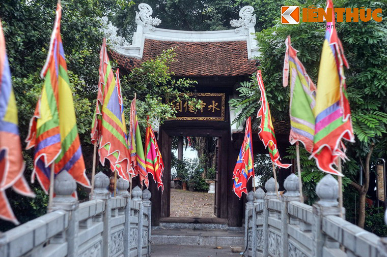 Sách “Tây Hồ chí” của Dương Bá Cung (1794 - 1868) viết về đền Cẩu Nhi: "Thần Cẩu Nhi là con Cẩu Mẫu, triều Lý miếu thờ ở bãi Châu Chữ phía Tây Bắc hồ, thời Hậu Lê gọi là chùa Trúc Bạch. Trên có Miếu Chó thần Cổ Nhi dựng từ triều Lý. Nay hãy còn” và Núi Khán: “Hai ngọn liền nhau, ở phía Nam hồ, góc Tây nội thành. Trên có miếu Cẩu Mẫu của triều Lý...”.