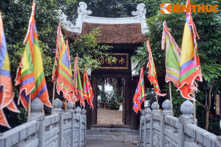 Sách “Tây Hồ chí” của Dương Bá Cung (1794 - 1868) viết về đền Cẩu Nhi: "Thần Cẩu Nhi là con Cẩu Mẫu, triều Lý miếu thờ ở bãi Châu Chữ phía Tây Bắc hồ, thời Hậu Lê gọi là chùa Trúc Bạch. Trên có Miếu Chó thần Cổ Nhi dựng từ triều Lý. Nay hãy còn” và Núi Khán: “Hai ngọn liền nhau, ở phía Nam hồ, góc Tây nội thành. Trên có miếu Cẩu Mẫu của triều Lý...”.