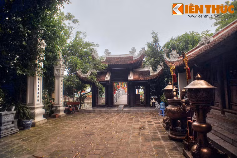 “…Trước khi nhà Lý dời đô ra Thăng Long, ở chùa Thiện Tâm trên núi Ba Tiêu - châu Bắc Giang có một con chó trắng mang thai vượt sông trên núi Khán sinh một con. Người người lấy làm lạ. Đến năm Canh Tuất có việc dời đô, Cẩu Mẫu và Cẩu Nhi đều hoá. Vua nghe chuyện, bảo đó là Phúc Thần, bèn cho dựng miếu thờ Cẩu Mẫu, Cẩu Nhi ở dưới hồ thuộc địa phận làng Trúc Yên".