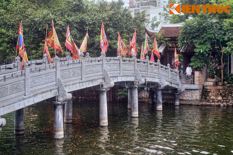 Giai thoại này được “Đại Việt sử ký toàn thư” ghi lại rằng: “Trước ở viện Cam Tuyển chùa Ứng Thiên Tâm, châu Cổ Pháp có con chó đẻ con sắc trắng có đốm lông đen thành hình hai chữ Thiên Tử. Kẻ thức giả nói đó là điềm năm Tuất sinh người làm thiên tử...".