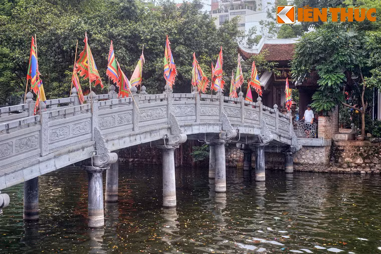 Giai thoại này được “Đại Việt sử ký toàn thư” ghi lại rằng: “Trước ở viện Cam Tuyển chùa Ứng Thiên Tâm, châu Cổ Pháp có con chó đẻ con sắc trắng có đốm lông đen thành hình hai chữ Thiên Tử. Kẻ thức giả nói đó là điềm năm Tuất sinh người làm thiên tử...".