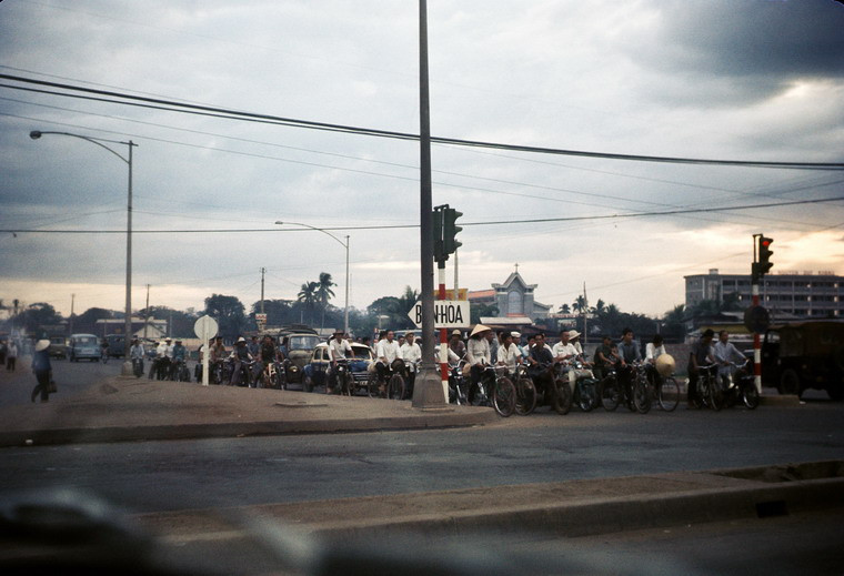 Một ngã tư trên xa lộ Sài Gòn - Biên Hòa.
