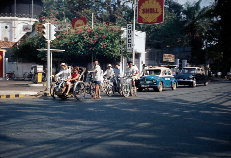 Trạm xăng của hãng Shell tại một ngã tư.