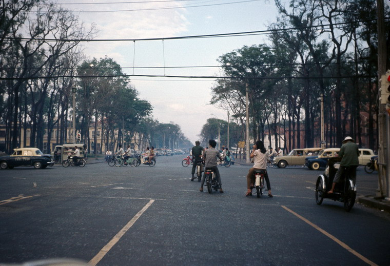 Một buổi sáng sớm trên đại lộ Thống Nhất, phía sau nhà thờ Đức Bà.