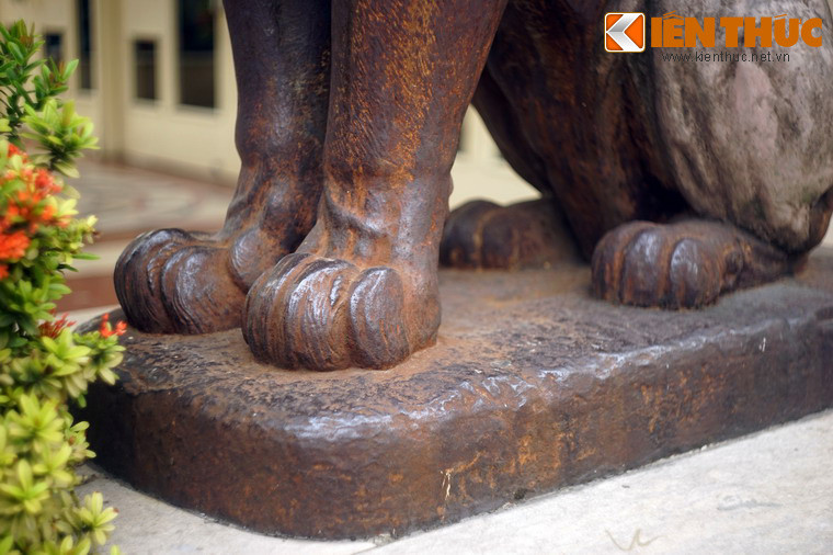 Chân sư tử được thể hiện chi tiết đến từng đường gân.